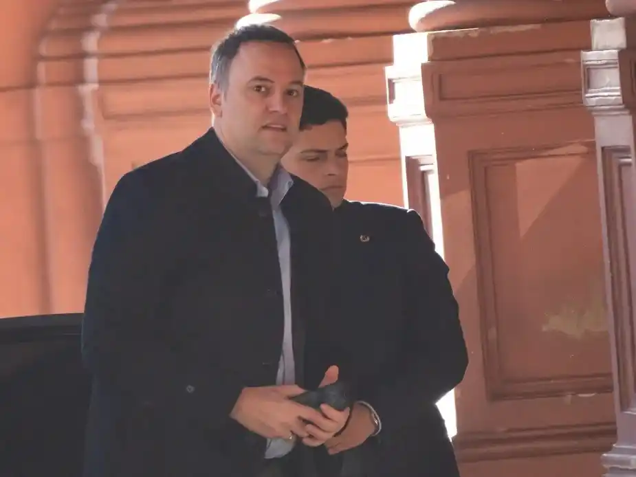 Denuncian a Manuel Adorni por presuntas irregularidades en contrataciones y la concesión de Tecnópolis