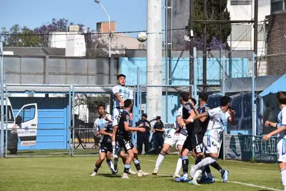 Atletico quedó 0 a 0 y tendrá que jugar un desempate con Brown de Adrogué para definir la permanencia