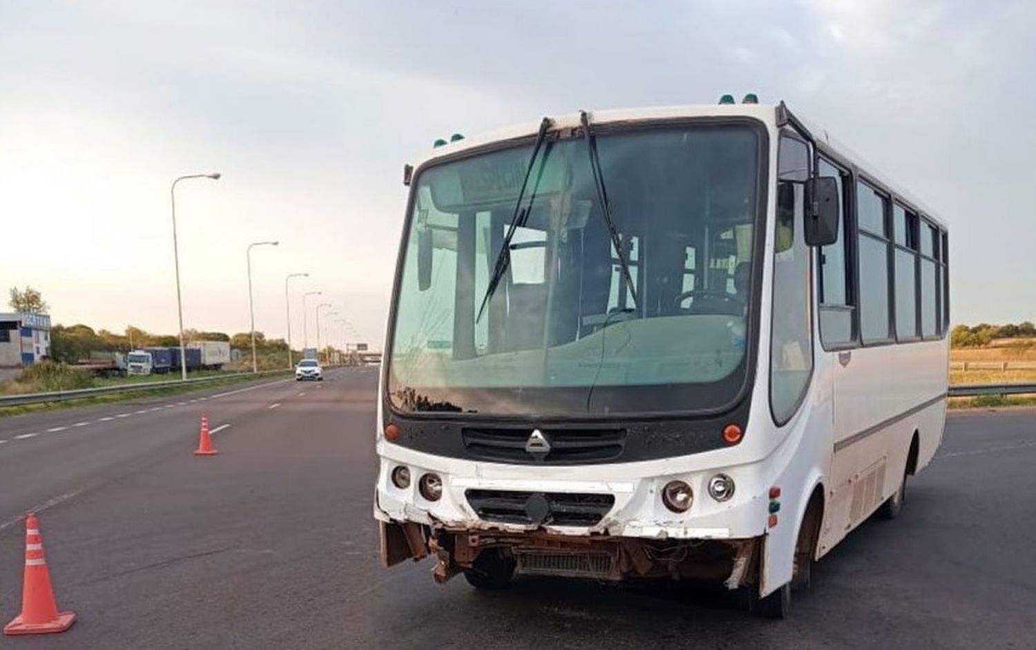 Robaron un colectivo en Colón: lo hallaron chocado en un acceso a Concepción del Uruguay