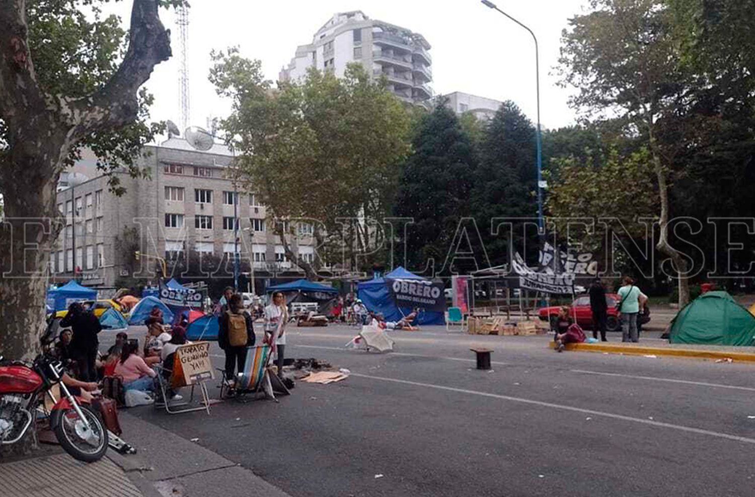 Acampe del Movimiento Socialista de los Trabajadores en la Municipalidad