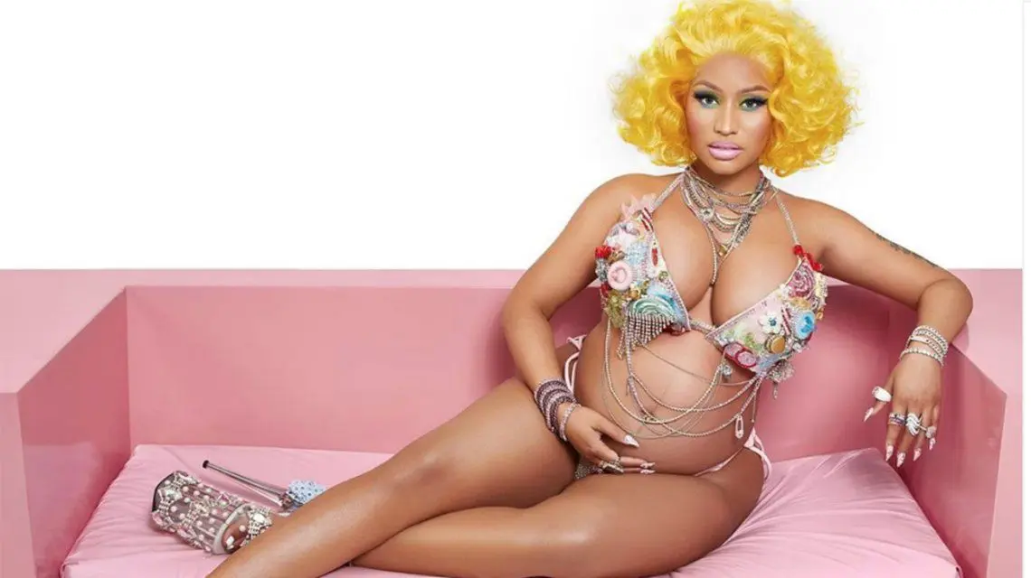 Con una producción de fotos, Nicki Minaj anunció que está embarazada