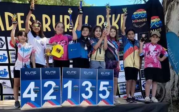 ¡Orgullo de Chascomús! Jóvenes ciclistas brillaron en Villa Elisa con un impacto solidario