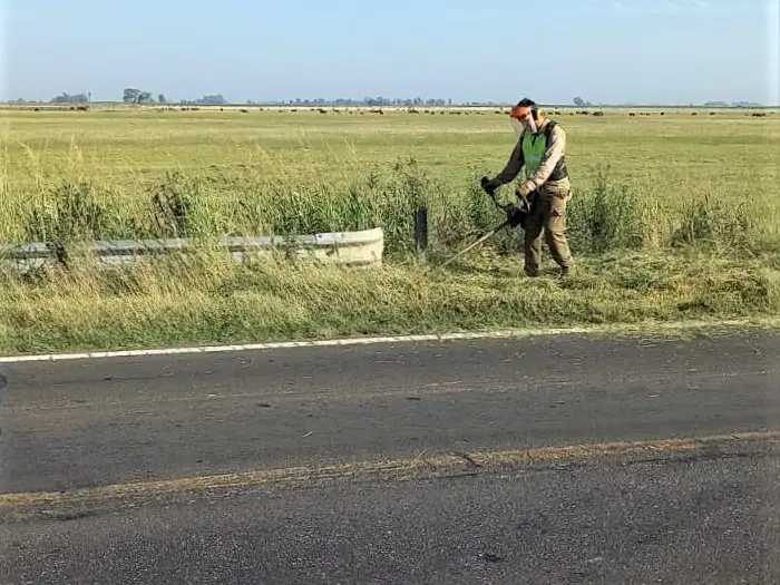 El operario de una cuadrilla en el trabajo fino sobre los guardarrail. Foto: DNV