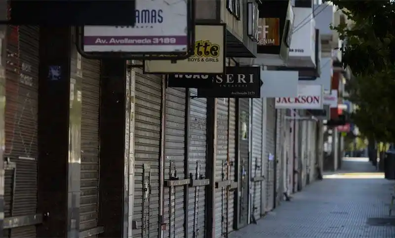 Analizan pagar sueldos y aguinaldos en cuotas a empleados de comercios