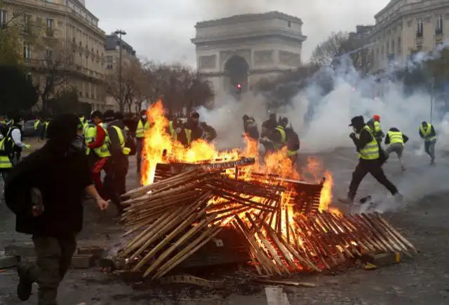 París fue un caos por una batalla campal contra la suba de combustibles