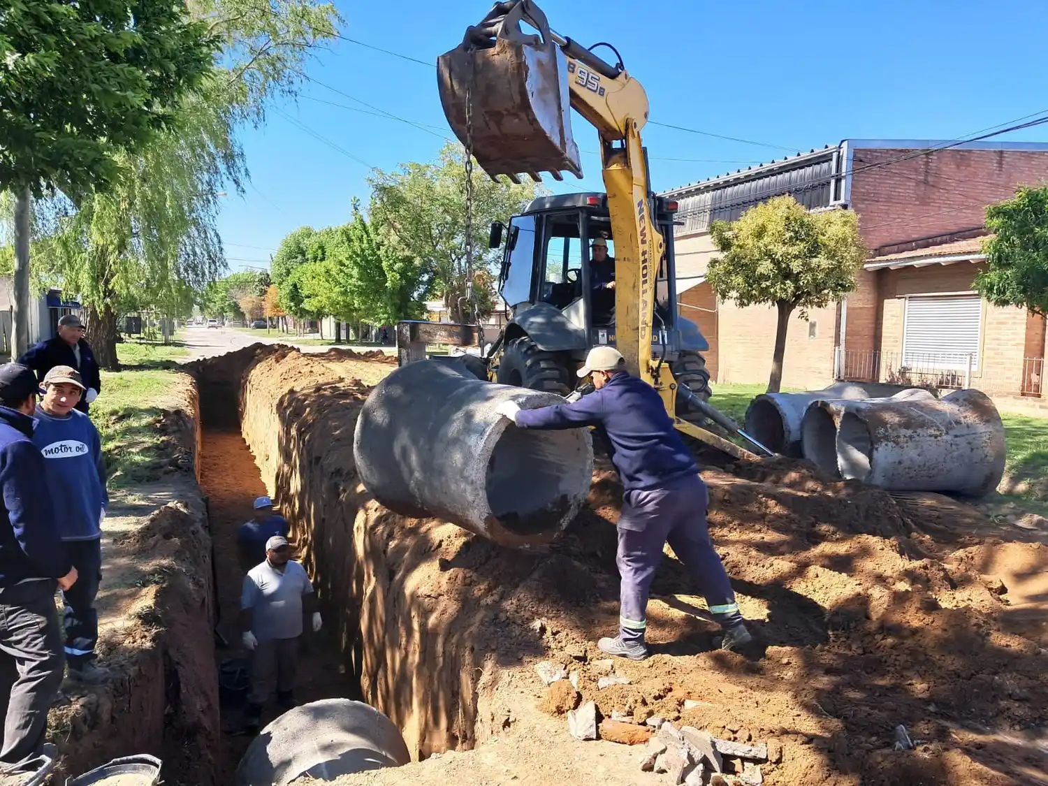 Trabajadores procediendo a la colocación de tubos para el desagüe pluvial. Foto: MVT
