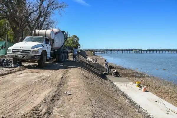 Avanza la obra de reconstrucción de la muralla y escalinatas en la costanera de Chascomús