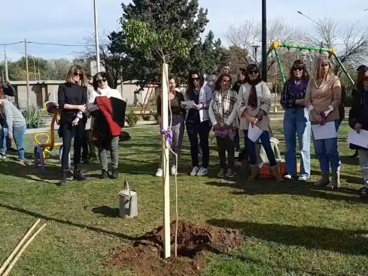Fuertes emociones durante la plantación del lapacho rosado.Foto: Gentileza