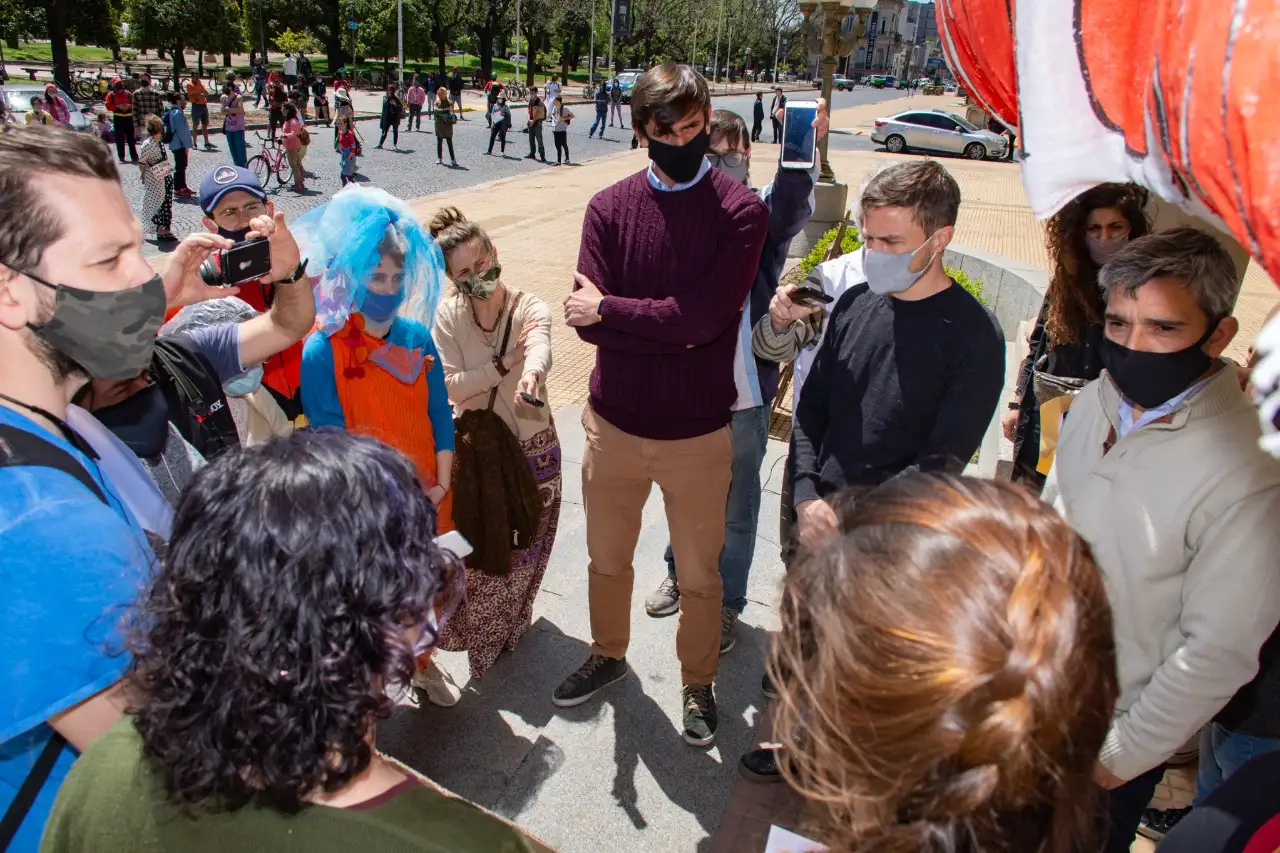 Ante los artistas, Costa garantizó que trabajarán en habilitar la cultura al aire libre