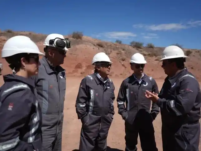 Alfredo Cornejo recorrió el área Cañadón Amarillo, donde avanza la exploración de Vaca Muerta Mendoza. Foto: Gobierno de Mendoza.