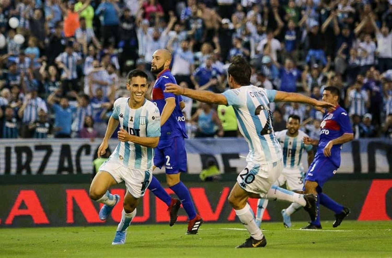 Racing venció a Tigre y se coronó campeón