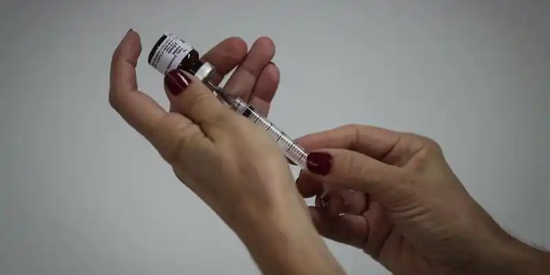 Brasil inicia análisis de vacuna china Coronavac contra el COVID-19