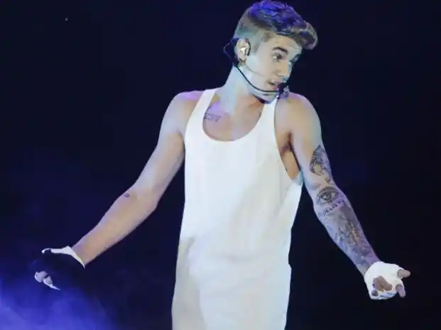 Justin Bieber suspendió anoche su show por una descompostura desatando la ira de muchas fans