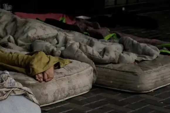 Un hombre en situación de calle murió en un banco de la plaza San Martín de Rosario