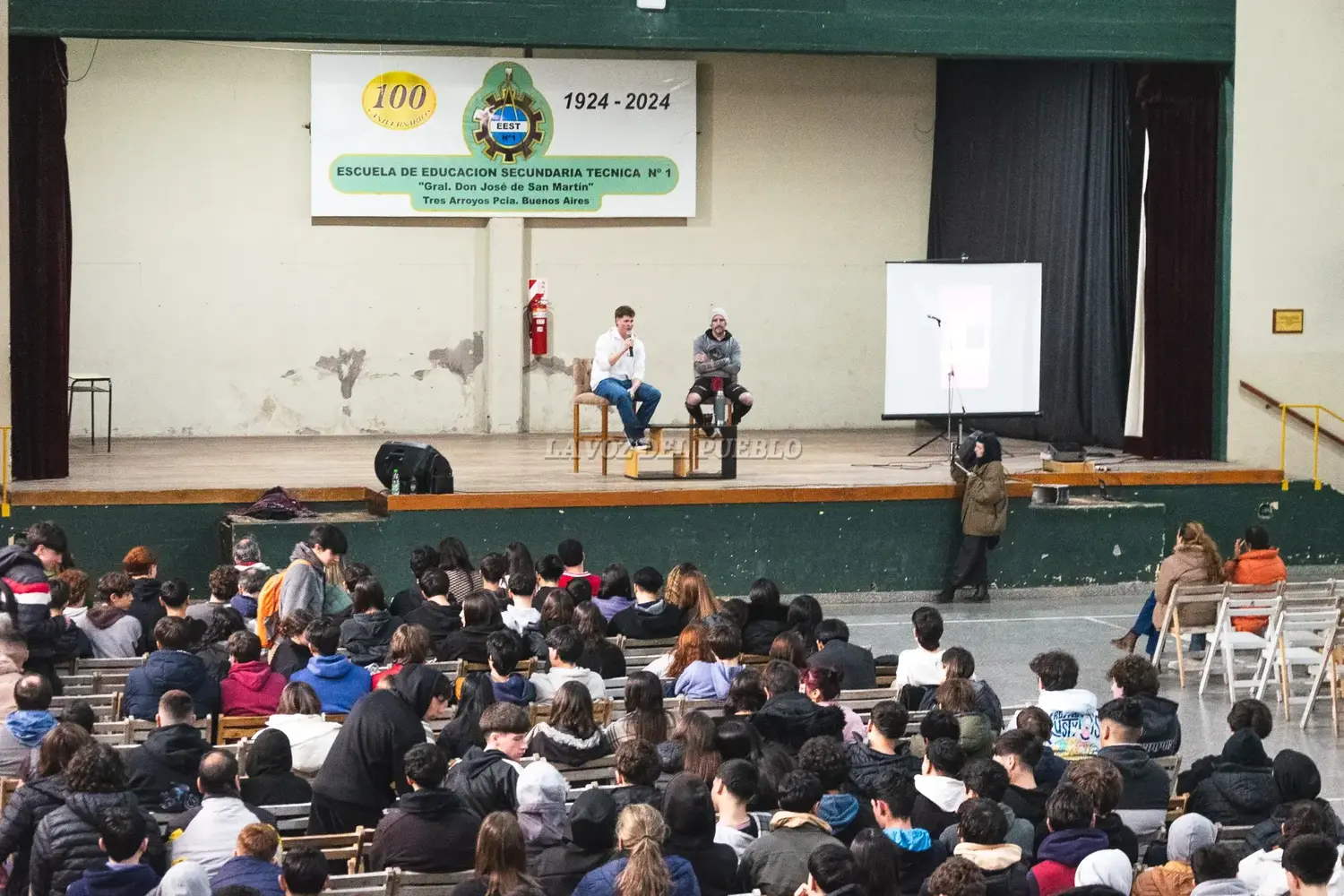 La charla estuvo a cargo de Bautisma Buño, titular del Centro de Rehabilitiación Samaritano y el bahiense Guillermo Bachilieri, un ex adicto en recuperación que ya lleva 184 días alejado de  las drogas