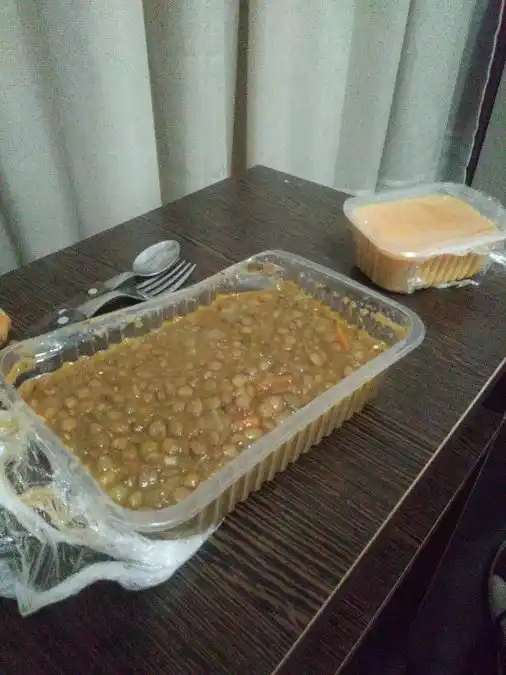 Guiso de lentejas y flan, una rica cena de los cocineros del Hospital