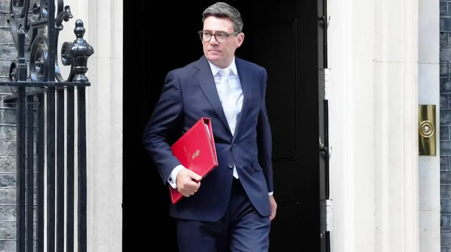 El primer ministro británico, Andy Burnham, en una salida de Downing Street. (Foto: (Stefan Rousseau - PA vía AP)