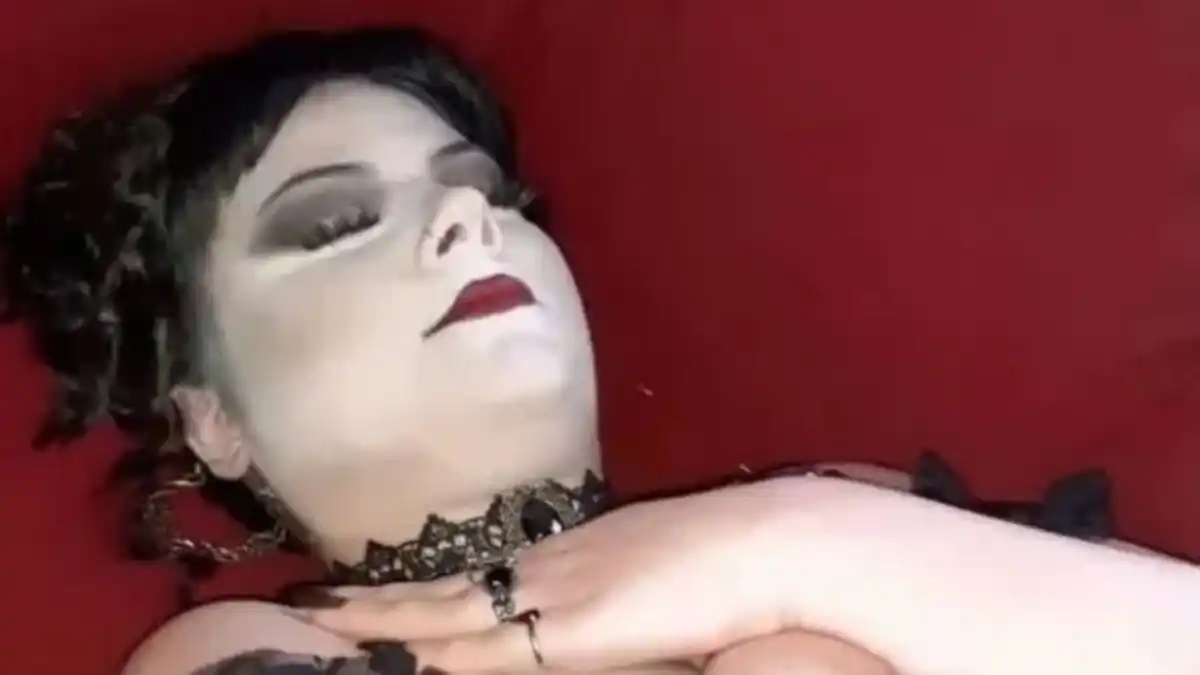 Ve cómo asistió disfrazada y en un ataúd a su graduación, te sorprenderá (VIDEO)