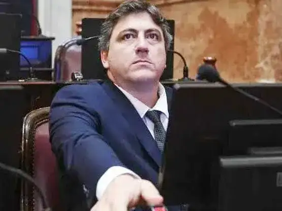 Paoltroni acumula cheques sin fondos pese
a ser el segundo senador más rico del país