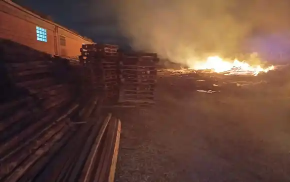 Incendio de restos de poda y basura podría propagarse a un galpón en Valle Hermoso