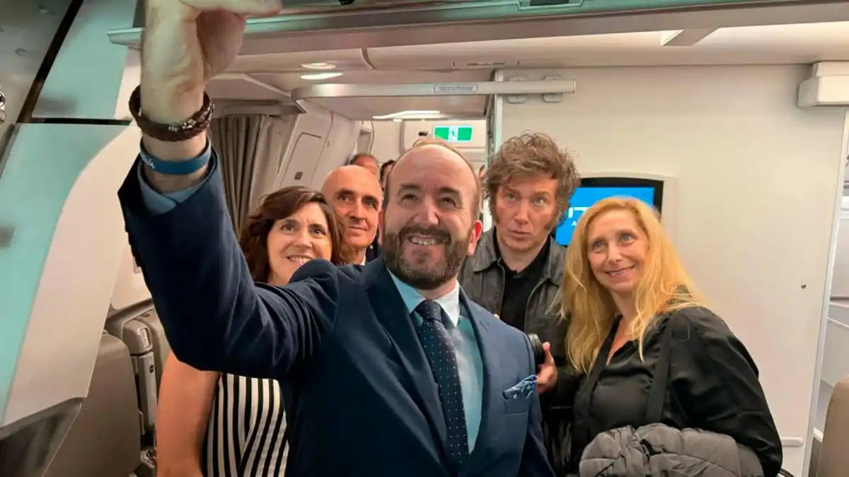 Javier Milei volvió a la Argentina y prometió “seguir teniendo en funcionamiento la motosierra contra la casta política”