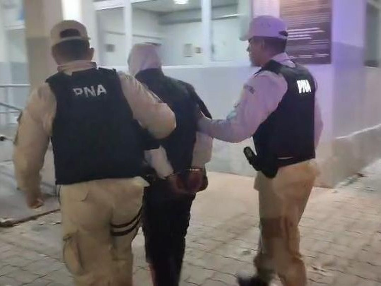 Durante la aprehensión, los efectivos no lograron hallar la pistola.