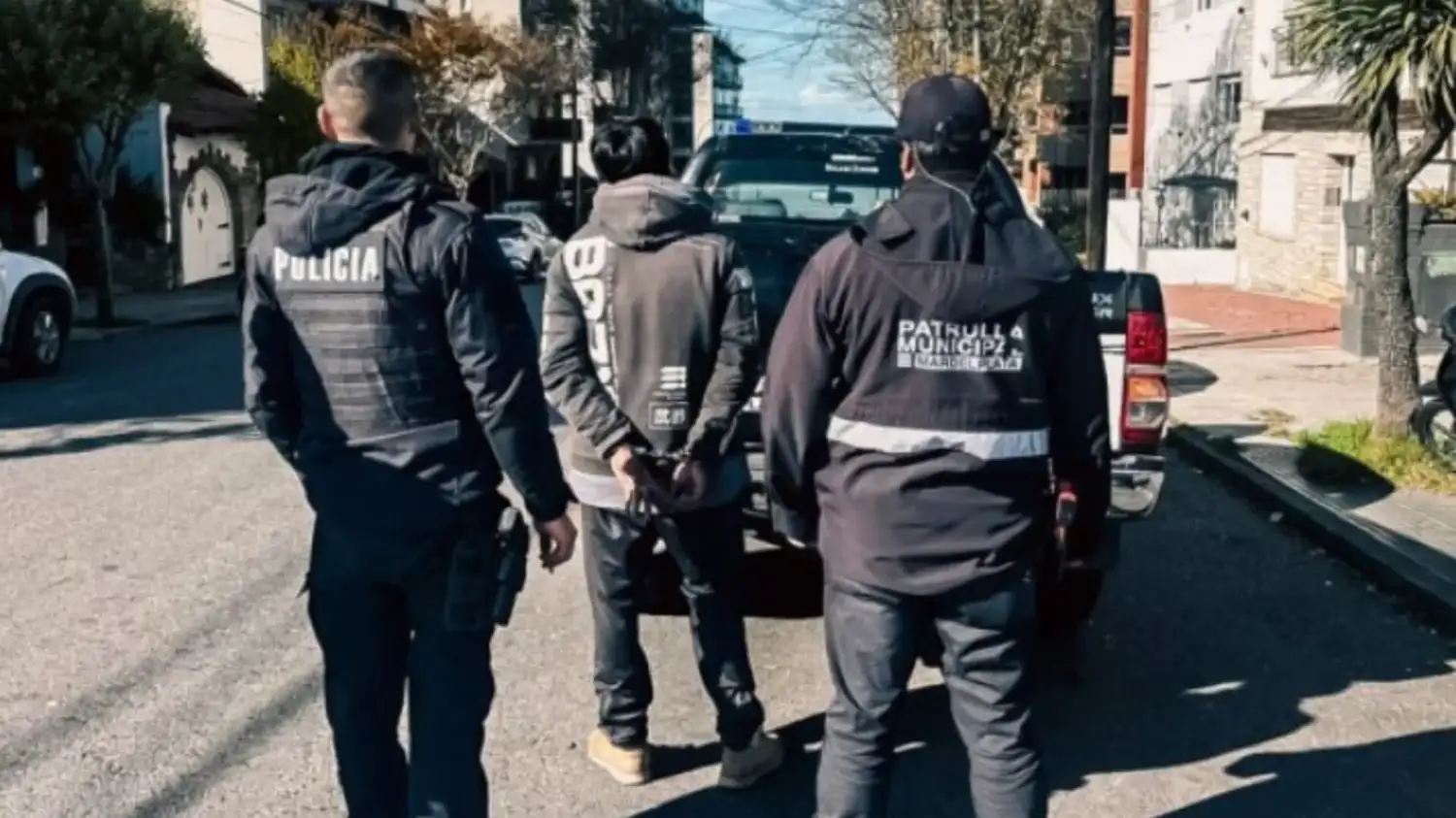 El procedimiento se activó tras reiterados reportes vecinales que alertaban sobre la presencia de una persona que generaba inconvenientes en la vía pública.
