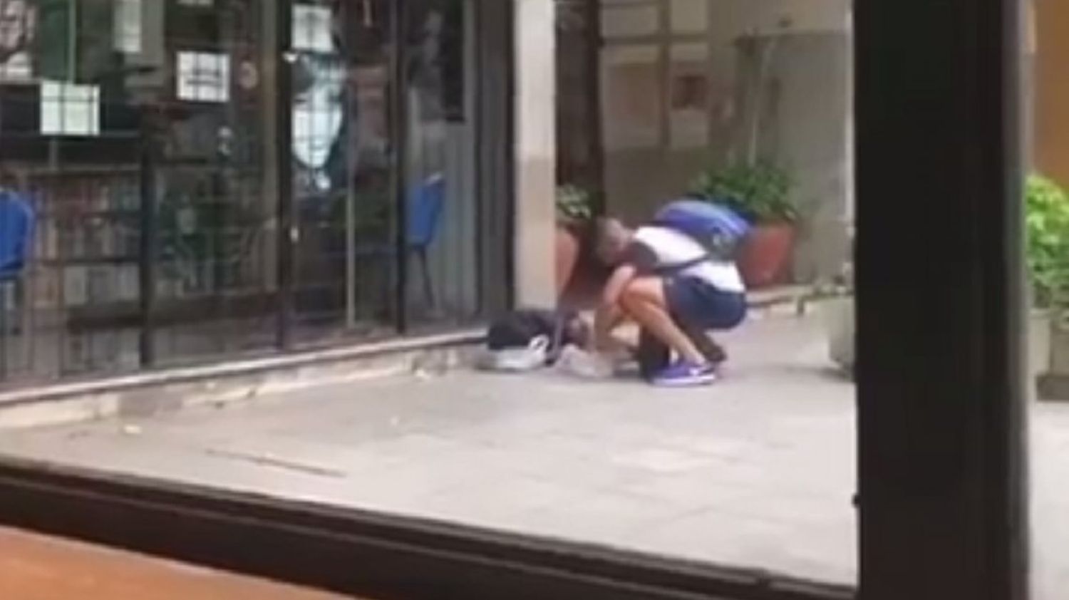 El emotivo gesto de un jugador de Gimnasia La Plata con un nene que dormía en la calle