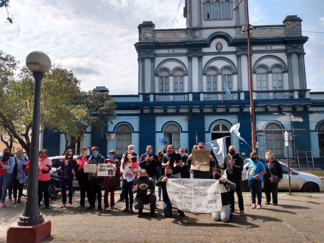 Retirados y pensionados de la policía de Entre Ríos se manifestaron en la Jefatura