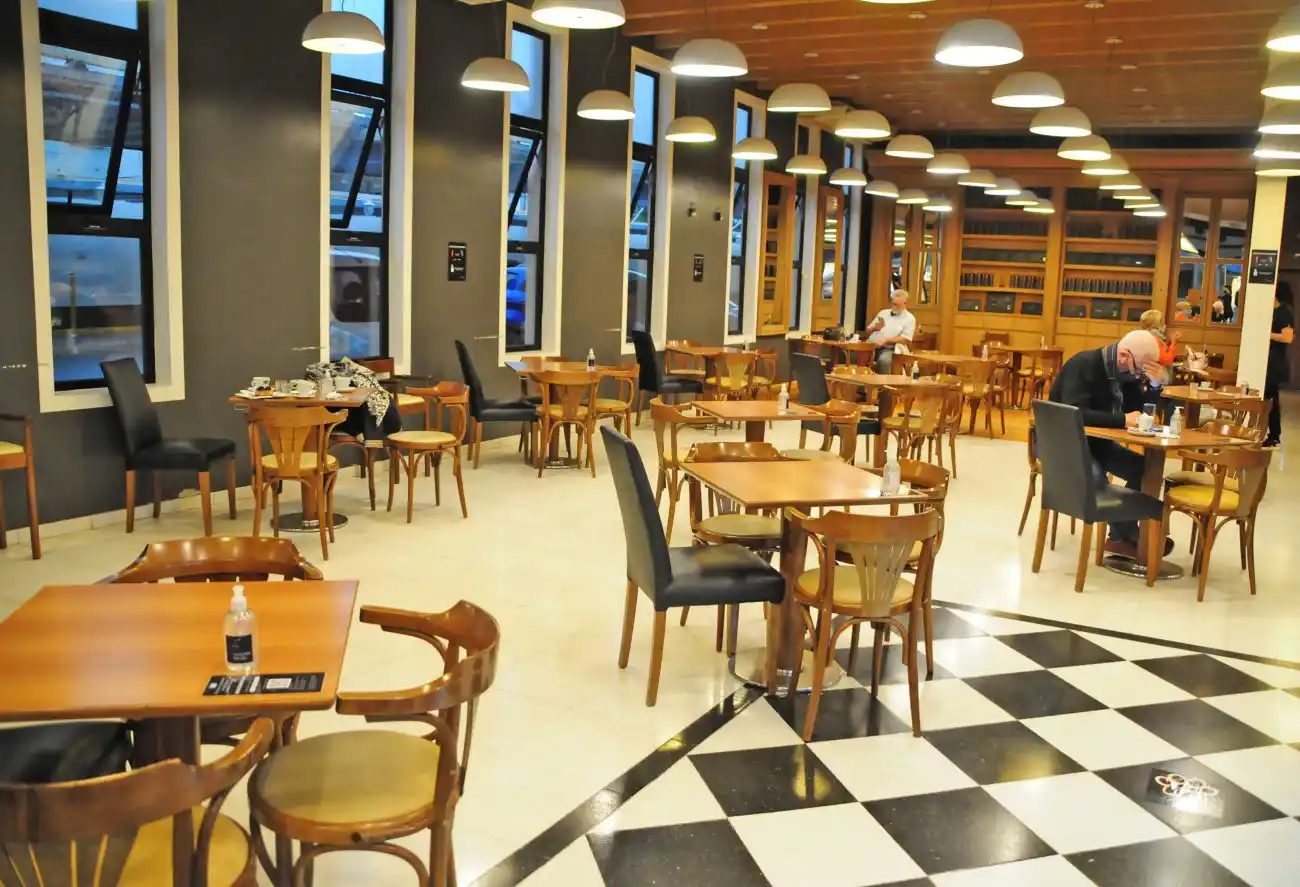 Pese al decreto vigente, gastronómicos abrieron el interior de los salones al público 