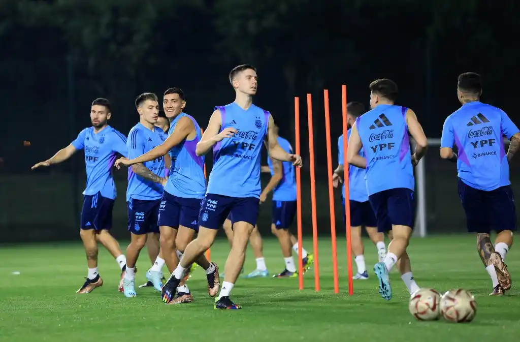 Scaloni mantiene dos frentes abiertos para definir la formación