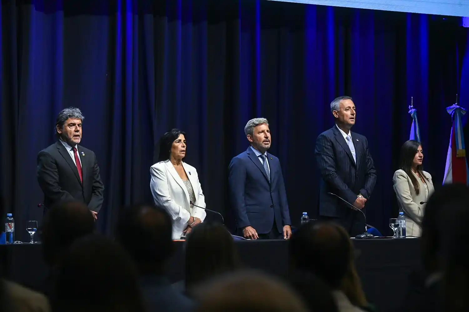 Manual del autoelogio: cómo gobernar sin que la realidad interrumpa