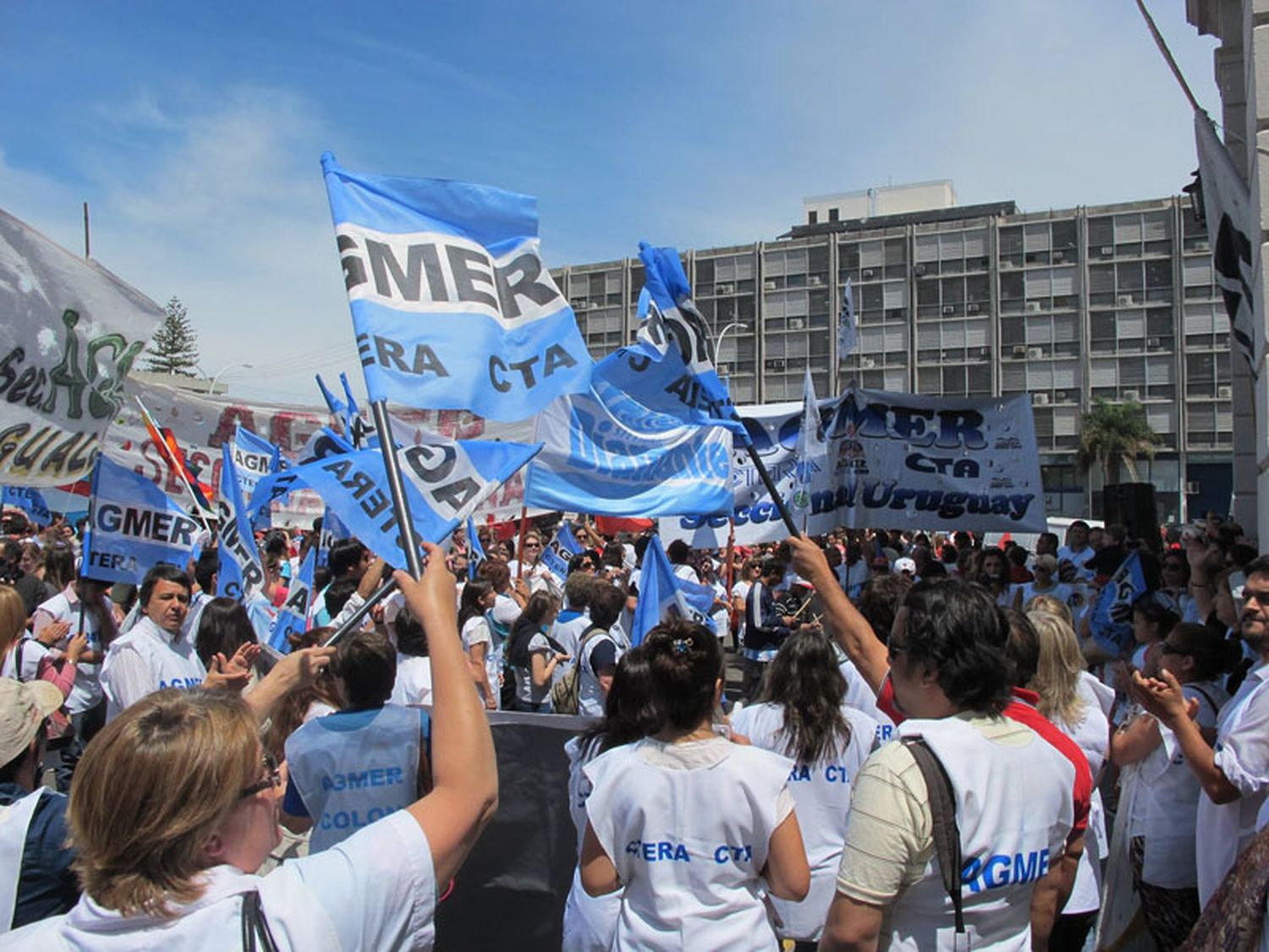 Los docentes se movilizaron en reclamo de aumento salarial 