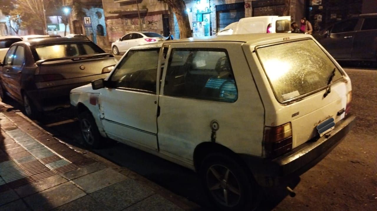 La puerta del lado izquierdo tenía el parante violentado