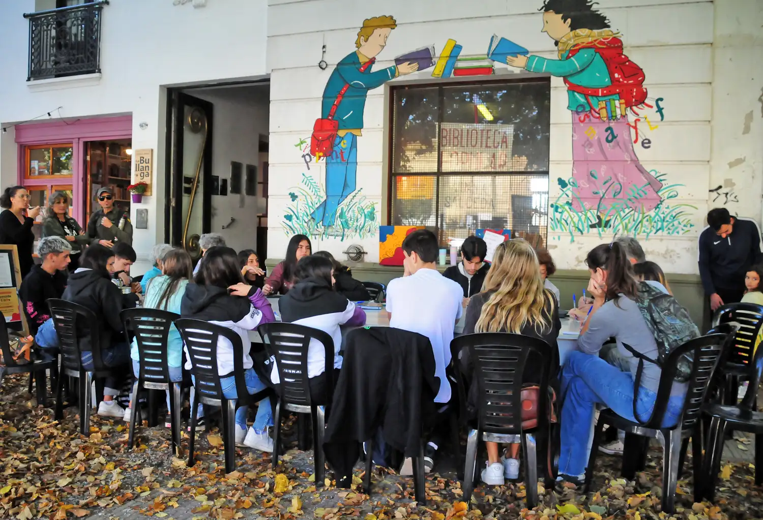 En un encuentro en la Biblioteca Popular Salceda, fue presentado La Avenida de los Tilos.
