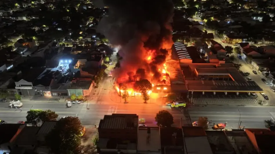 Dramático incendio de un taller de autos alta gama y un comercio de Colón y Perú