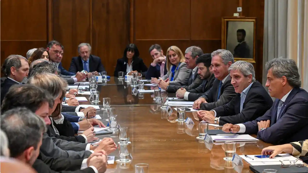 El ministro de Economía, Luis Caputo, buscó llevar tranquilidad a los ejecutivos del sector asegurador.
