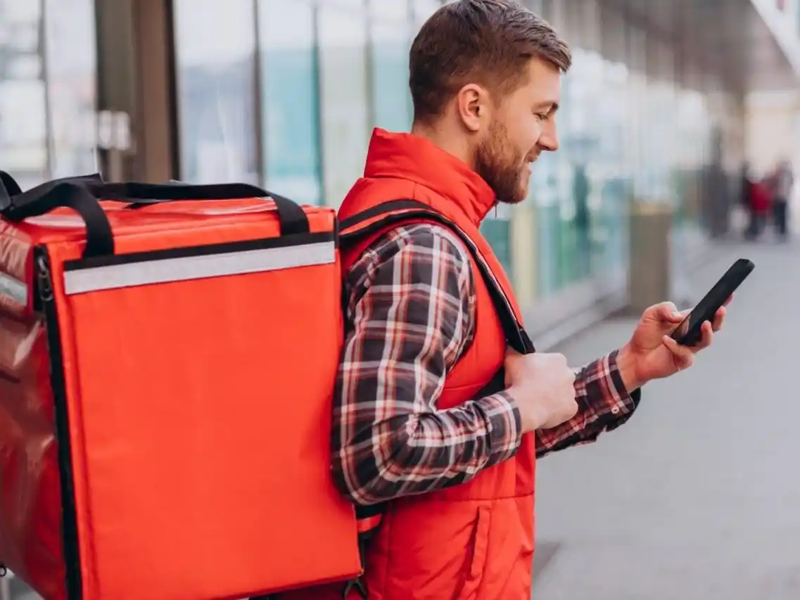 Un repartidor necesita 461 pedidos para no ser pobre: la Fundación Encuentro presentó el Coeficiente APP