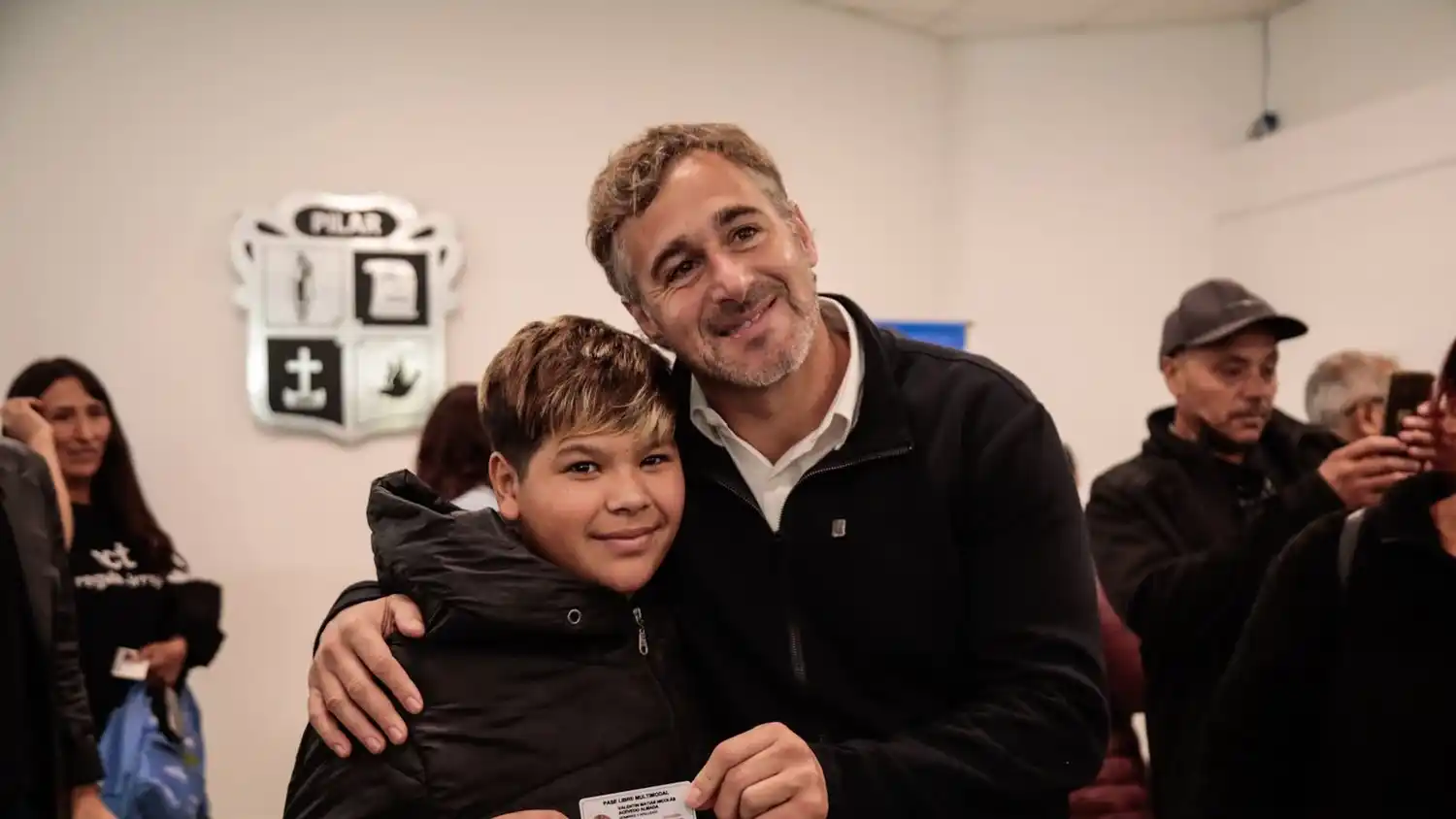 El intendente Achával entregó nuevos pases para el transporte público.