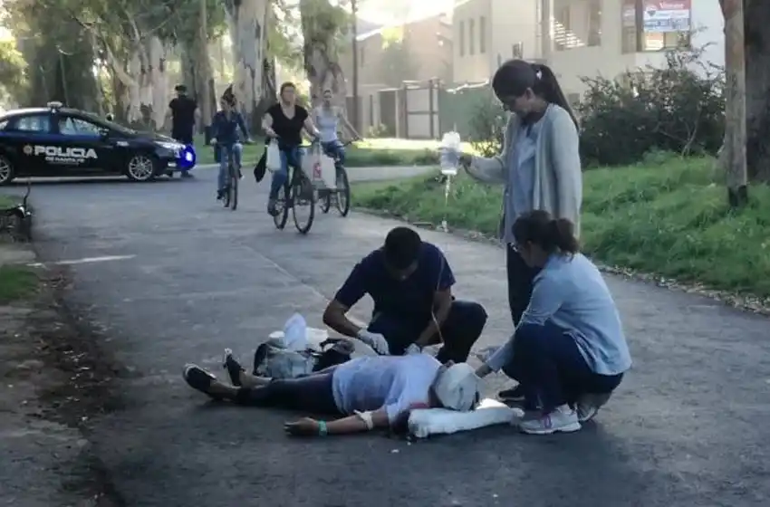 La tiraron de la bicicleta en un violento intento de robo