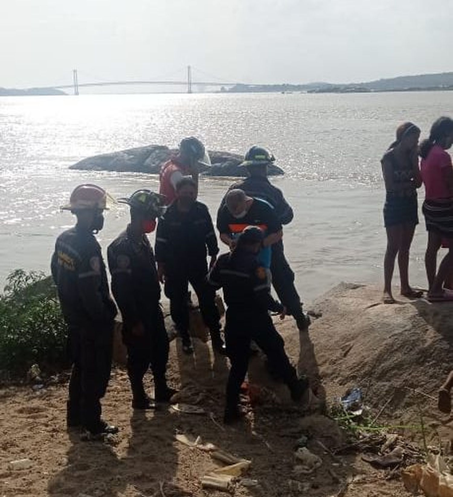 Bomberos buscan a pescador que cayó en aguas del río Orinoco