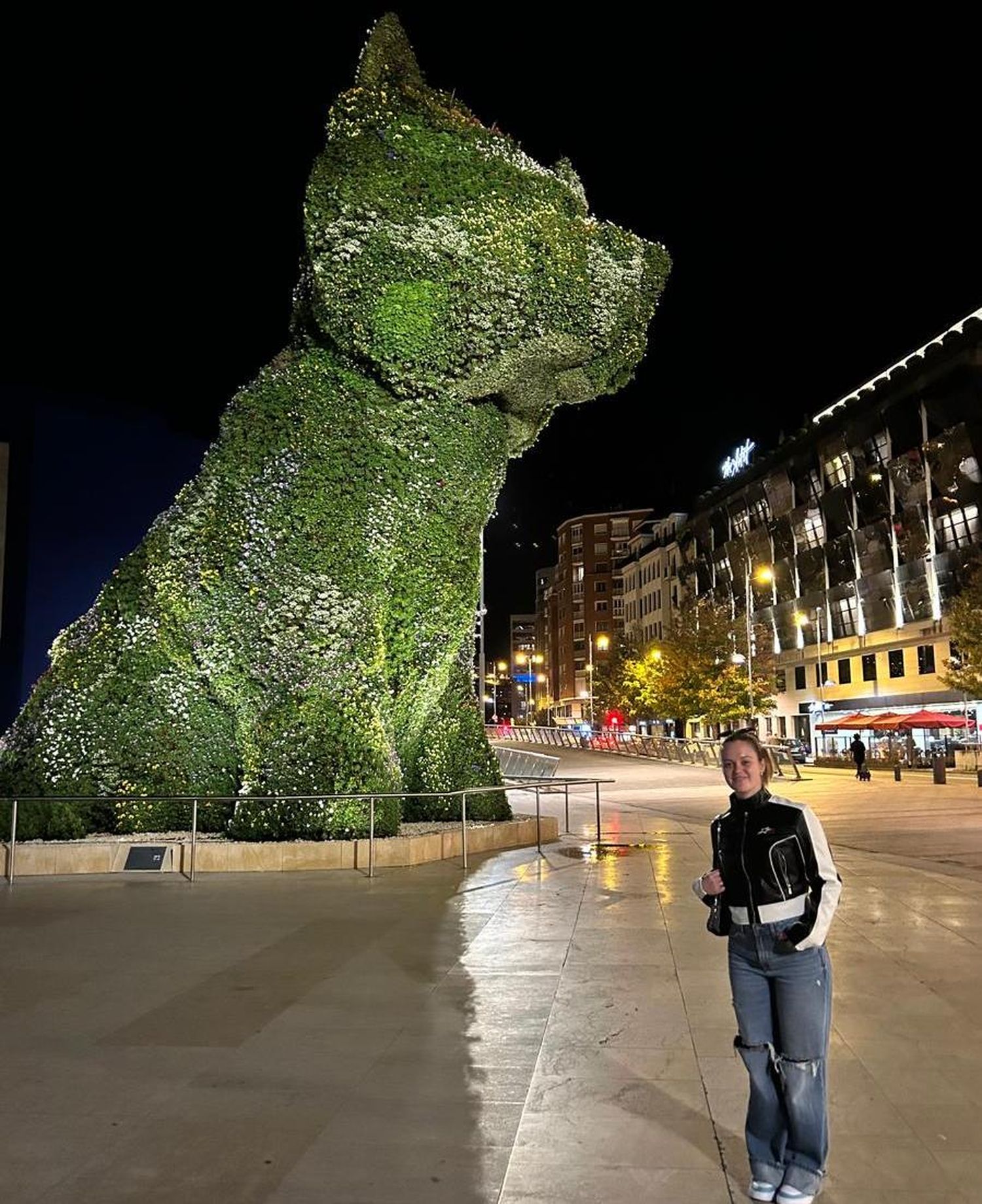 Bilbao, junto al perro de flores Puppy, custodio del Museo Guggenheim-
