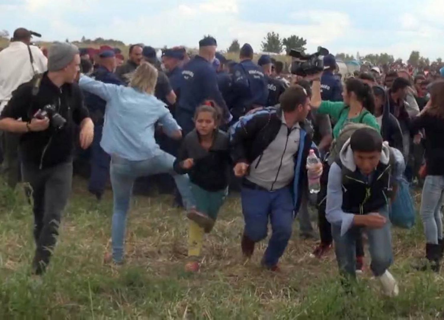 Tres años de libertad condicional a la periodista que pateó refugiados
