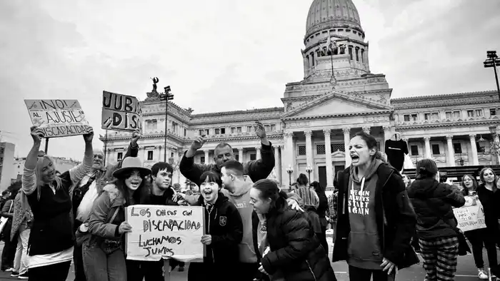 El Senado revoca el veto de Milei a la Ley de Emergencia en Discapacidad y avanza con reformas a los DNU