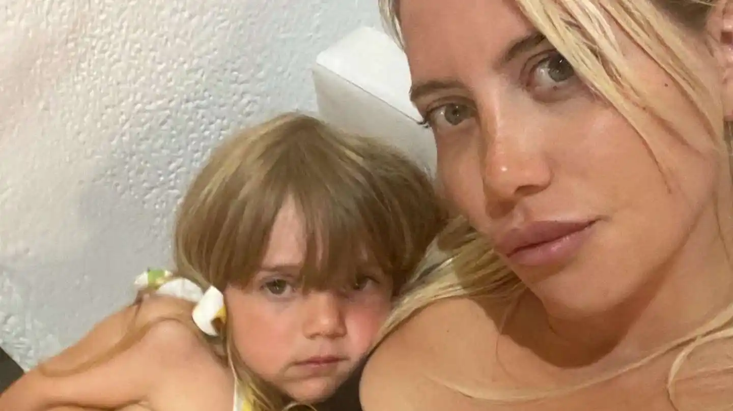 Polémica por el beso en la boca que Wanda Nara le dio a su hija Isabella