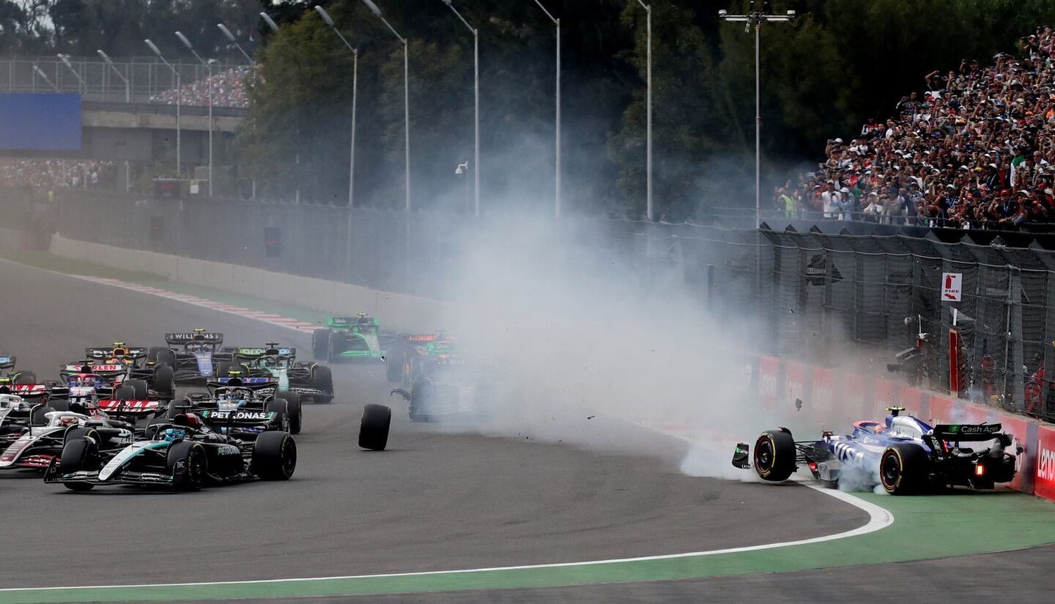 Fórmula 1: durísimo choque en la largada del GP de México