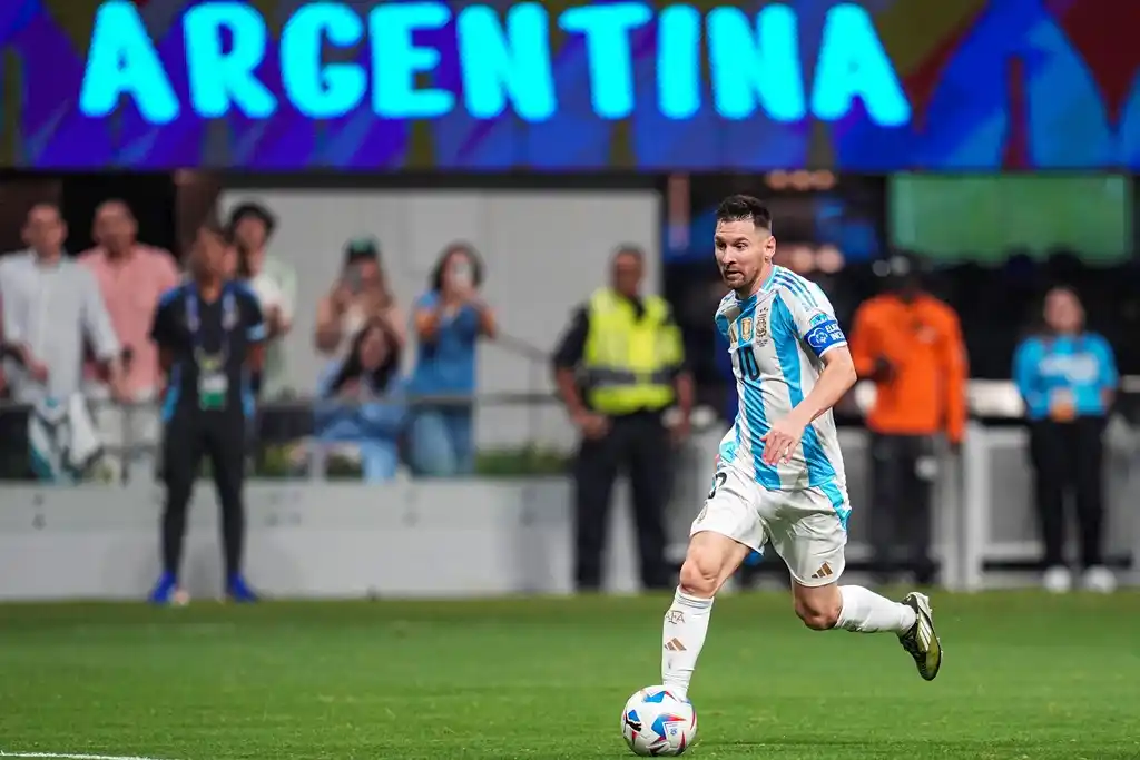 Messi, en una de las jugadas que encabezó el jueves, ante Canadá.