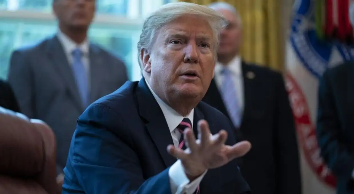 Un joven fingió ser familiar de Donald Trump, y el presidente de Estados Unidos le creyó
