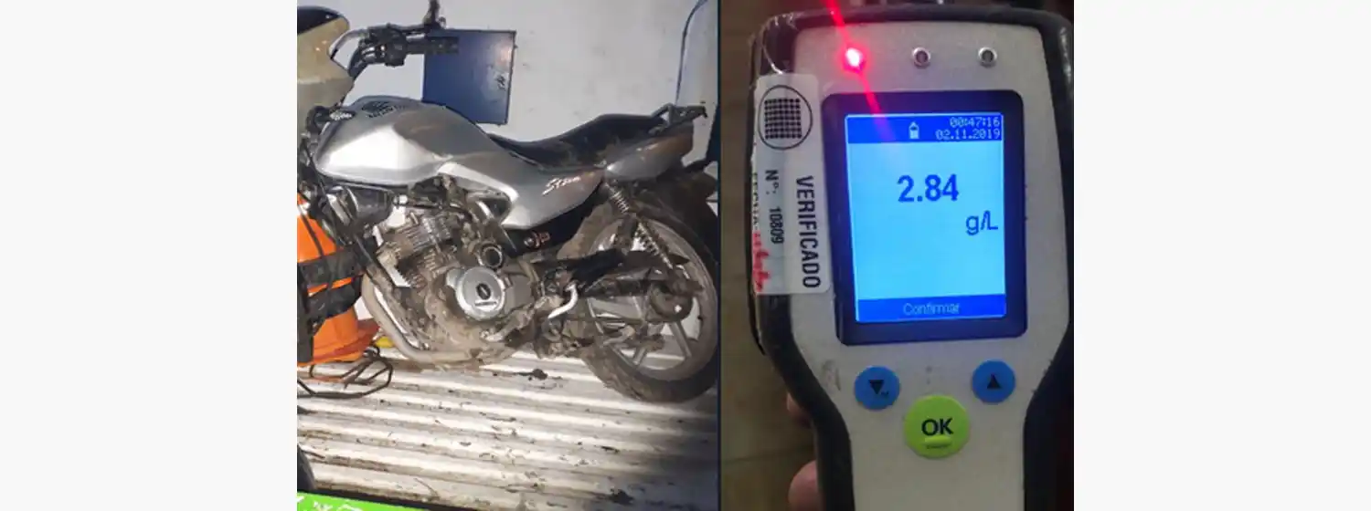 Manejaba una moto borracho, sin licencia y sin seguro 