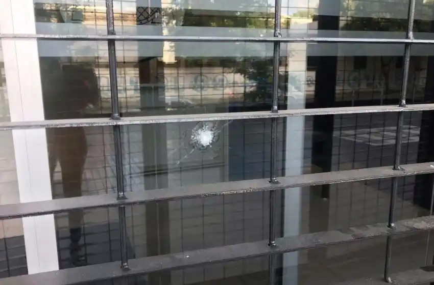 Ataque contra el Centro de Justicia Penal: dos hombres en moto efectuaron al menos seis disparos